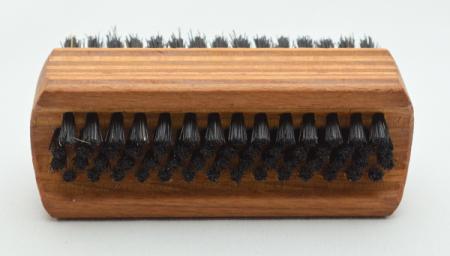 Handwaschbürste Schichtholz mit Griffmulden. 6 und 4 Reihen schwarze Naturborsten. Bürstenfabrik Keller seit 1869.
